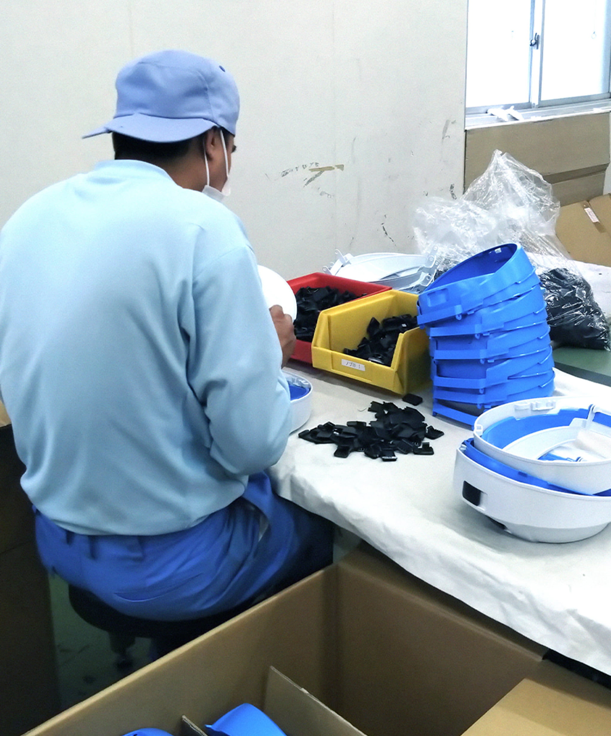ユニフォームを着用した男性が作業をする様子