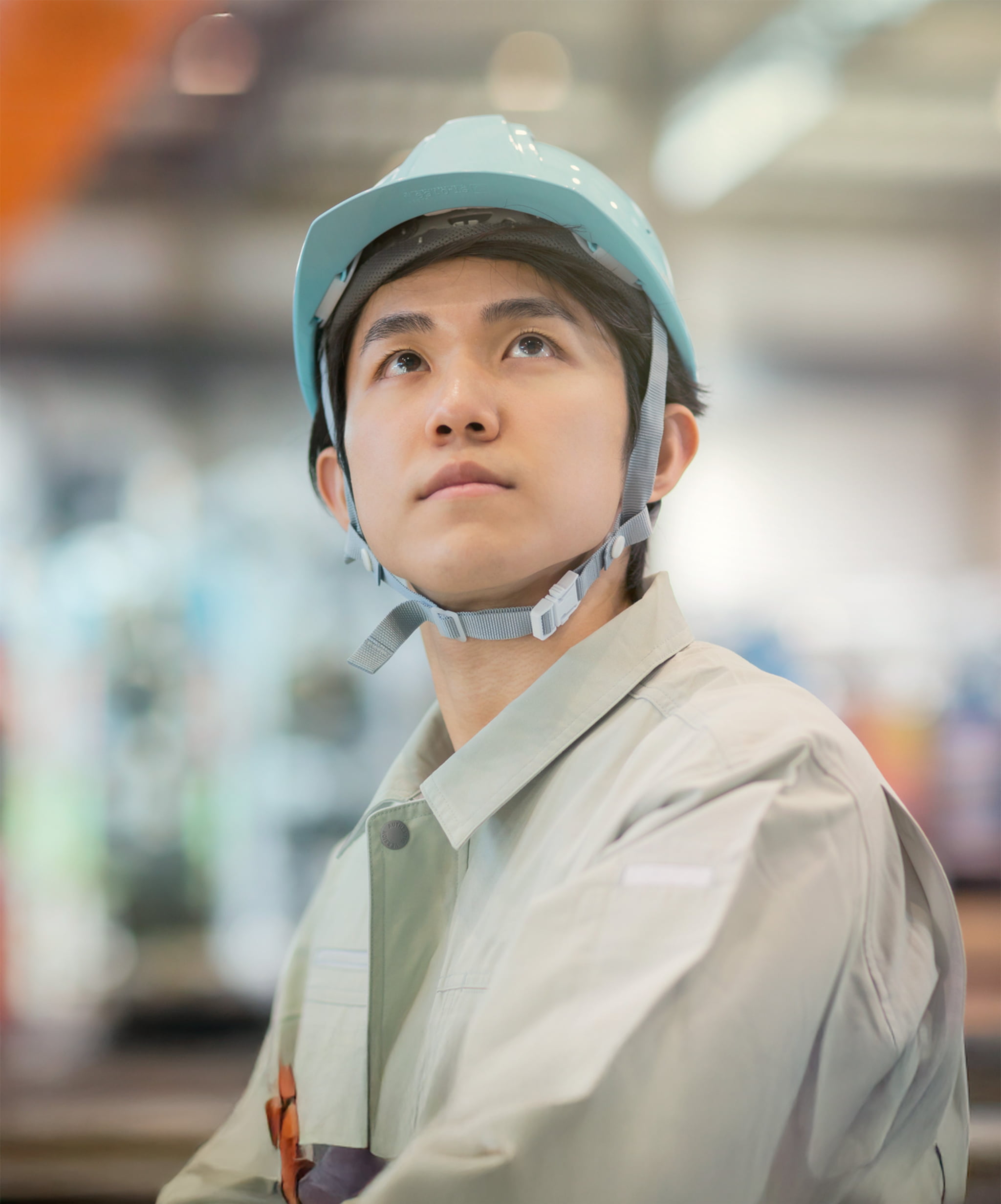 ヘルメットを被った若い男性