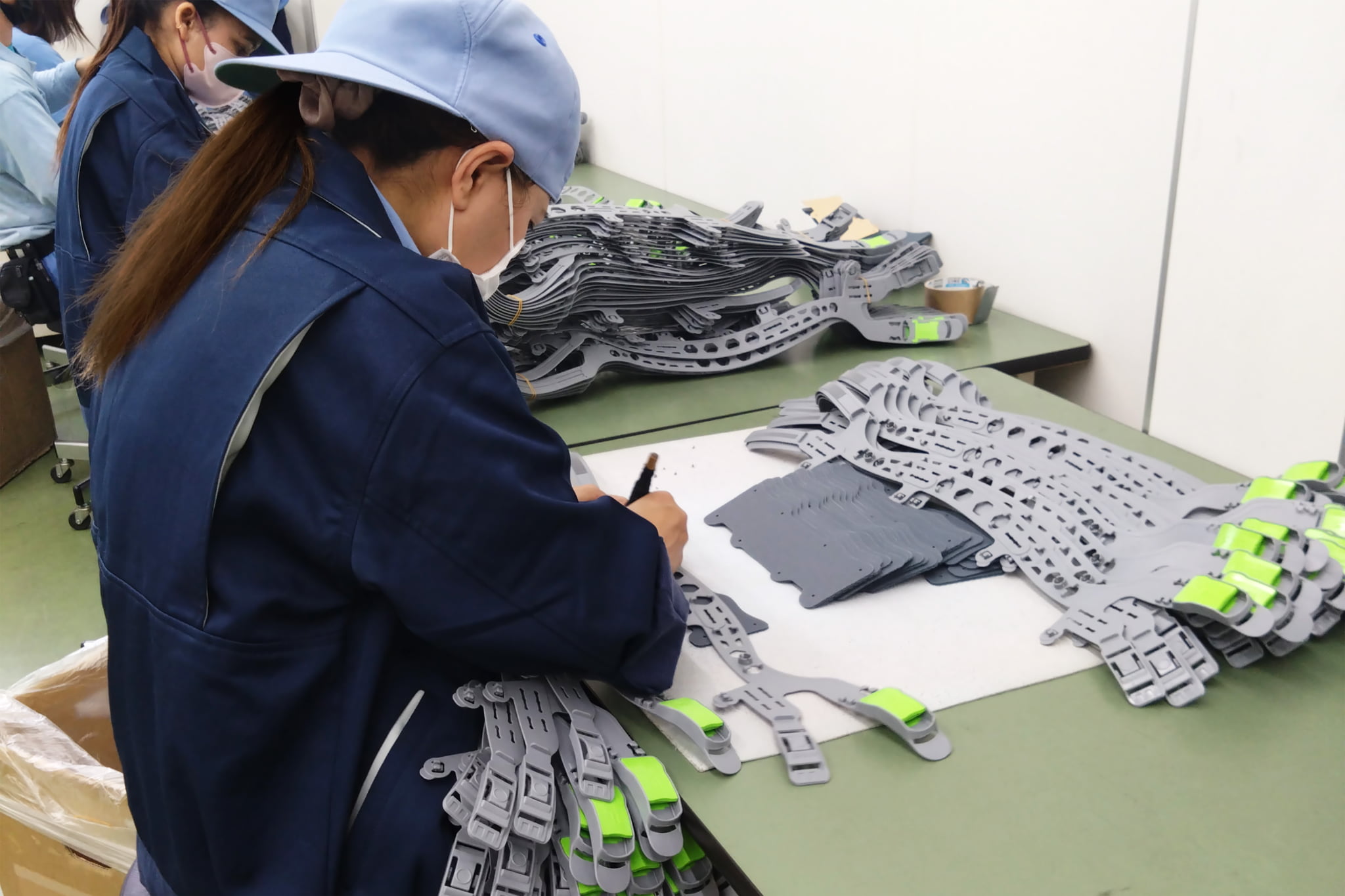 女性の従業員が作業をする様子