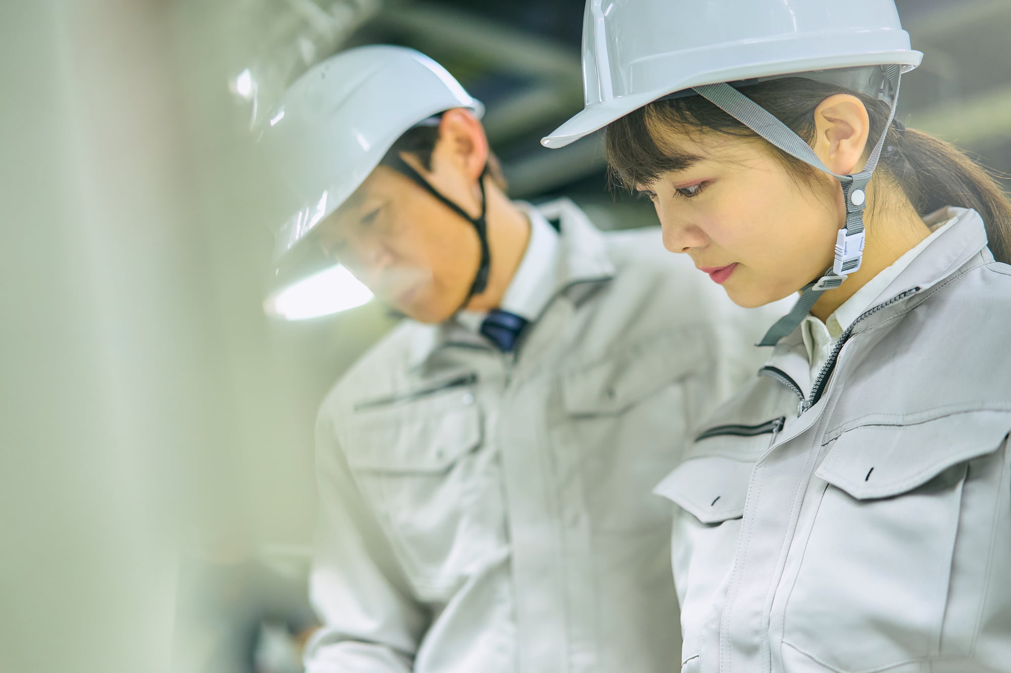 女性の作業を男性がサポートする様子
